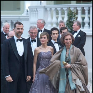 Letizia d'Espagne avec Felipe et la reine Sofia à la veille du mariage du prince William et Kate Middleton en avril 2011. Ce look a été reproduit pour une poupée à son effigie qui a été présentée lors du Salon de la poupée de Madrid le 10 septembre 2015.