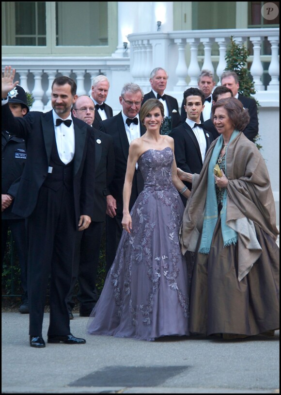 Letizia d'Espagne avec Felipe et la reine Sofia à la veille du mariage du prince William et Kate Middleton en avril 2011. Ce look a été reproduit pour une poupée à son effigie qui a été présentée lors du Salon de la poupée de Madrid le 10 septembre 2015.