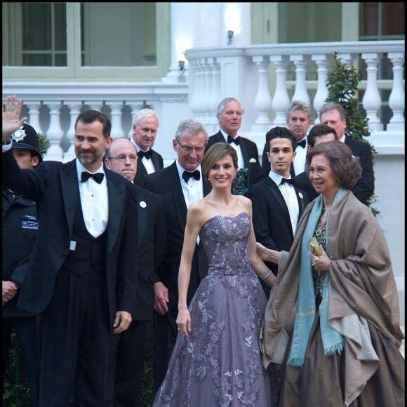 Letizia d'Espagne avec Felipe et la reine Sofia à la veille du mariage du prince William et Kate Middleton en avril 2011. Ce look a été reproduit pour une poupée à son effigie qui a été présentée lors du Salon de la poupée de Madrid le 10 septembre 2015.