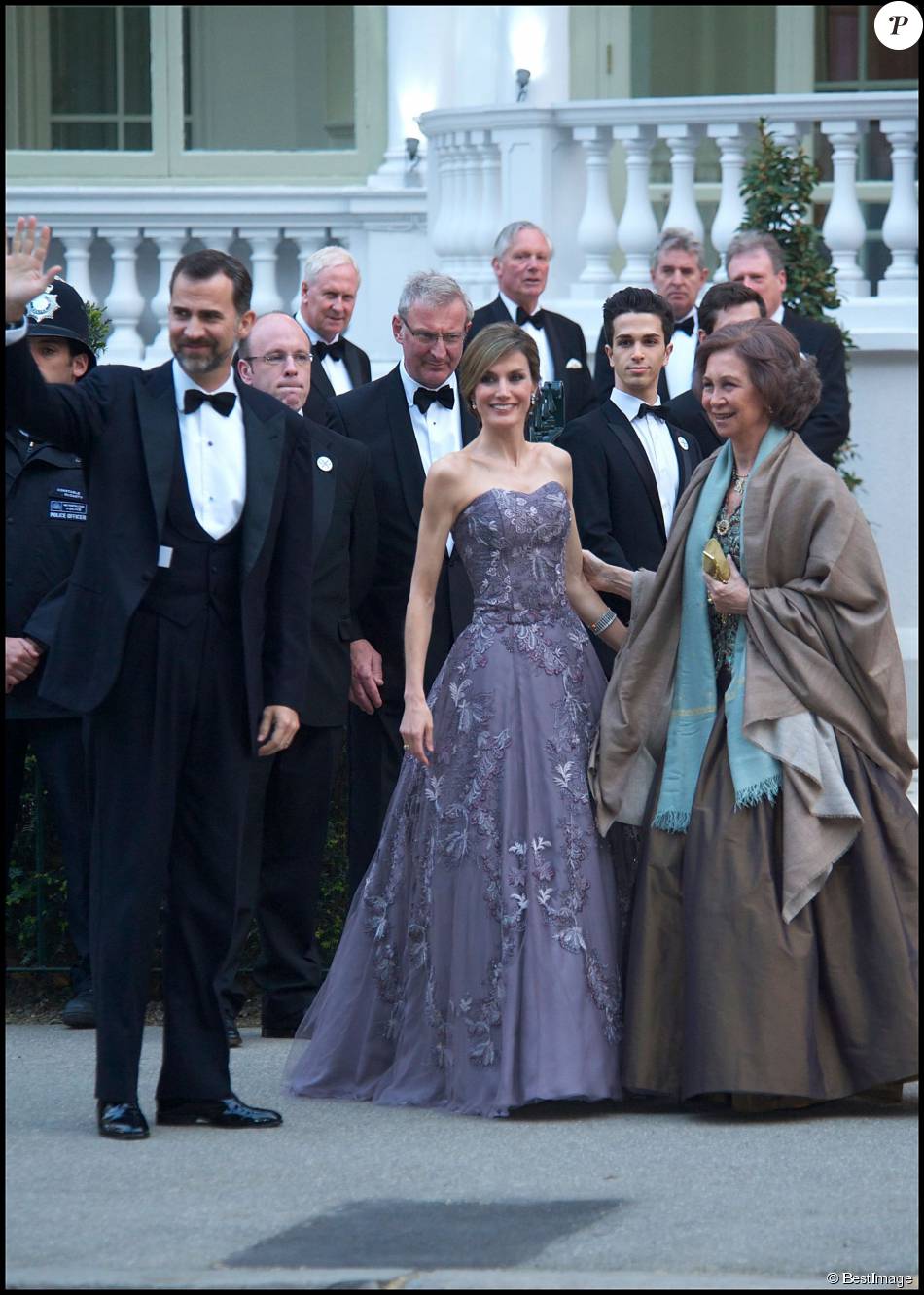 Letizia D Espagne Avec Felipe Et La Reine Sofia A La Veille Du Mariage Du Prince William Et Kate Middleton En Avril 2011 Ce Look A Ete Reproduit Pour Une Poupe Purepeople