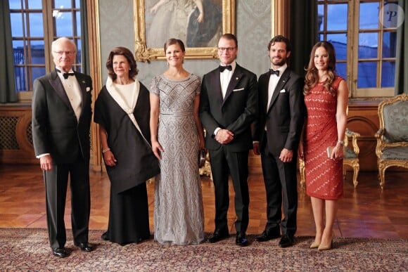 La princesse Sofia de Suède (en robe rouge) avec la famille royale lors du dîner officiel de rentrée au palais royal, à Stockholm, le 4 septembre 2015.