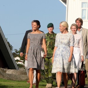 La princesse Victoria de Suède et la princesse Mette-Marit de Norvège lors du pèlerinage du Climat entre Halden (Norvège) et Stromstad (Suède) le 22 août 2015, préfigurant le sommet environnemental COP21.