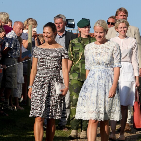 La princesse Victoria de Suède et la princesse Mette-Marit de Norvège lors du pèlerinage du Climat entre Halden (Norvège) et Stromstad (Suède) le 22 août 2015, préfigurant le sommet environnemental COP21.