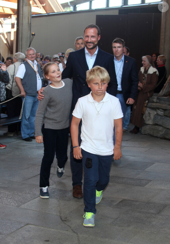 Le prince Haakon de Norvège et ses enfants la princesse Ingrid Alexandra et le prince Sverre Magnus au Saint Olav Festival à Stiklestad, le 24 juillet 2015.