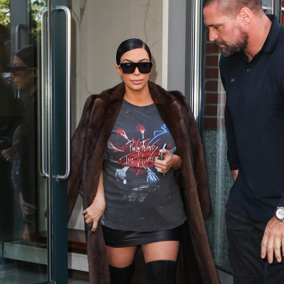 Kim Kardashian, enceinte, quitte l'appartement de son mari Kanye West à SoHo. New York, le 15 septembre 2015.