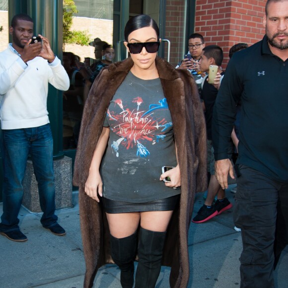 Kim Kardashian, enceinte, quitte l'appartement de son mari Kanye West à SoHo. New York, le 15 septembre 2015.