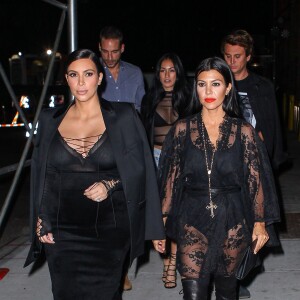 Kim et Kourtney Kardashian, toutes de noir vêtues, arrivent au Polo Bar (le restaurant crée par Ralph Lauren) pour dîner. New York, le 15 septembre 2015.