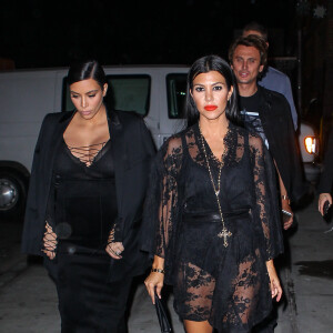 Kim et Kourtney Kardashian, toutes de noir vêtues, arrivent au Polo Bar (le restaurant crée par Ralph Lauren) pour dîner. New York, le 15 septembre 2015.