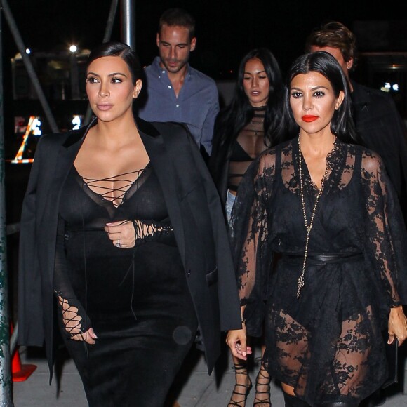 Kim et Kourtney Kardashian, toutes de noir vêtues, arrivent au Polo Bar (le restaurant crée par Ralph Lauren) pour dîner. New York, le 15 septembre 2015.