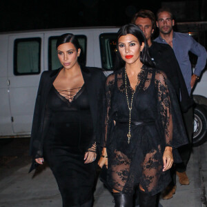 Kim et Kourtney Kardashian, toutes de noir vêtues, arrivent au Polo Bar (le restaurant crée par Ralph Lauren) pour dîner. New York, le 15 septembre 2015.