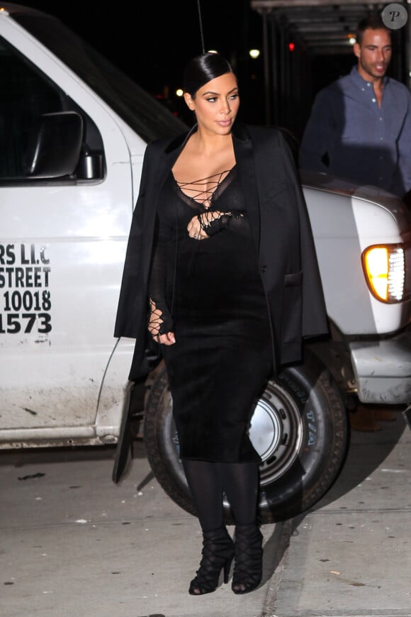 Kim Kardashian, enceinte, arrive au Polo Bar. New York, le 15 septembre 2015.