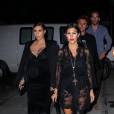 Kim et Kourtney Kardashian, toutes de noir vêtues, arrivent au Polo Bar (le restaurant crée par Ralph Lauren) pour dîner. New York, le 15 septembre 2015.