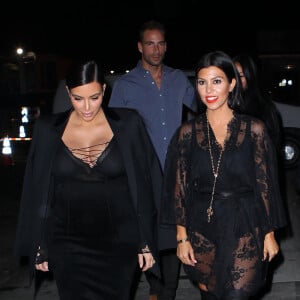 Kim et Kourtney Kardashian, toutes de noir vêtues, arrivent au Polo Bar (le restaurant crée par Ralph Lauren) pour dîner. New York, le 15 septembre 2015.