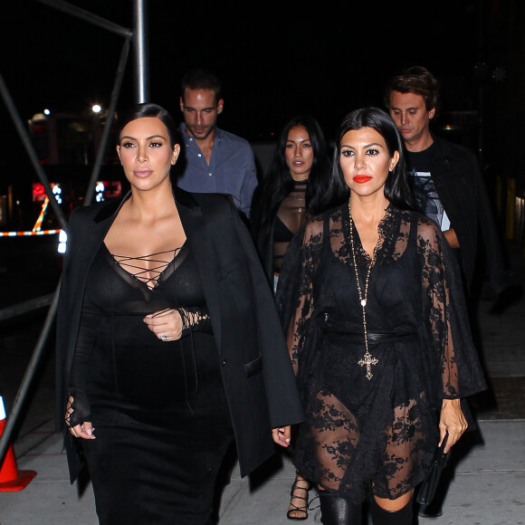 Kim et Kourtney Kardashian, toutes de noir vêtues, arrivent au Polo Bar (le restaurant crée par Ralph Lauren) pour dîner. New York, le 15 septembre 2015.