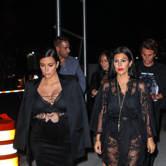 Kim et Kourtney Kardashian, toutes de noir vêtues, arrivent au Polo Bar (le restaurant crée par Ralph Lauren) pour dîner. New York, le 15 septembre 2015.