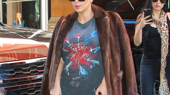 Kim Kardashian, enceinte et vêtue d'un manteau en fourrure, d'une mini-jupe en cuir et de bottes, secoue la ville de New York. Le 15 septembre 2015.