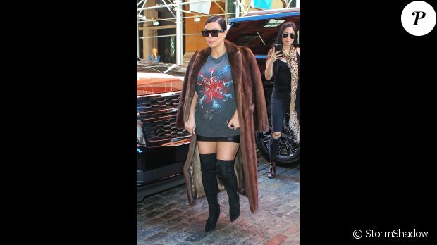 Kim Kardashian, enceinte et vêtue d&#039;un manteau en fourrure, d&#039;une mini-jupe en cuir et de bottes, secoue la ville de New York. Le 15 septembre 2015.