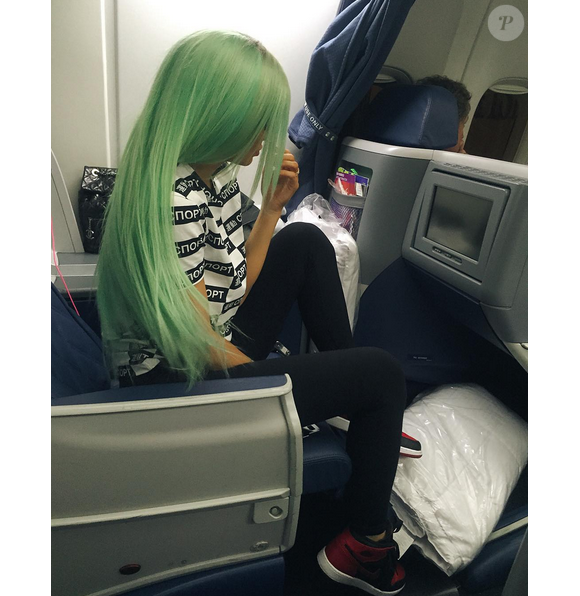 Kylie Jenner, coiffée de cheveux verts, rentre à Los Angeles. Photo publiée le 16 septembre 2015.