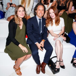 Lauren Bush Lauren, David Lauren et Julianne Moore assistent au défilé Ralph Lauren (collection printemps-été 2016) au Skylight Clarkson Sq. New York, le 17 septembre 2015.