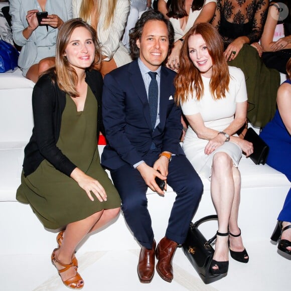 Lauren Bush Lauren, David Lauren et Julianne Moore assistent au défilé Ralph Lauren (collection printemps-été 2016) au Skylight Clarkson Sq. New York, le 17 septembre 2015.