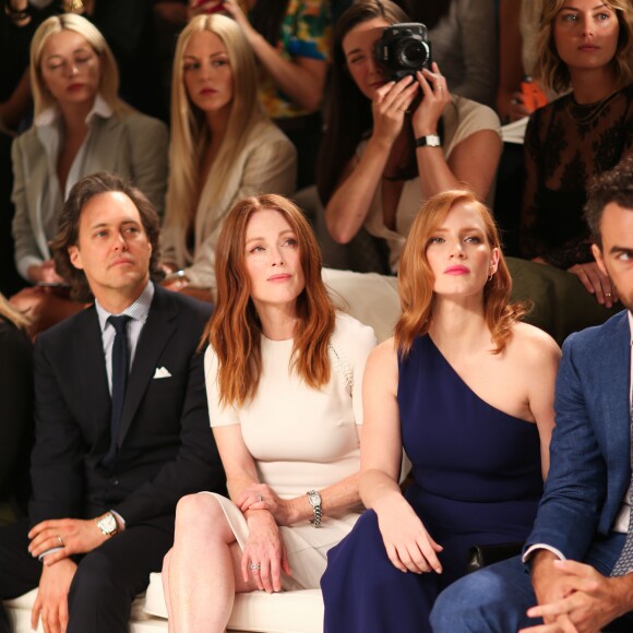 David Lauren, Julianne Moore, Jessica Chastain et son compagnon Gian Luca Passi di Preposulo assistent au défilé Ralph Lauren (collection printemps-été 2016) au Skylight Clarkson Sq. New York, le 17 septembre 2015.