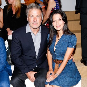 Alec et Hilaria Baldwin assistent au défilé Ralph Lauren (collection printemps-été 2016) au Skylight Clarkson Sq. New York, le 17 septembre 2015.