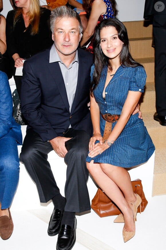 Alec et Hilaria Baldwin assistent au défilé Ralph Lauren (collection printemps-été 2016) au Skylight Clarkson Sq. New York, le 17 septembre 2015.