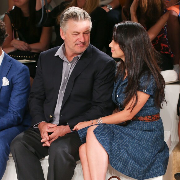 Alec et Hilaria Baldwin assistent au défilé Ralph Lauren (collection printemps-été 2016) au Skylight Clarkson Sq. New York, le 17 septembre 2015.