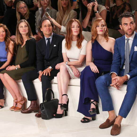 Dylan Lauren, Lauren Bush Lauren, son mari David Lauren, Julianne Moore et Jessica Chastain et son compagnon Gian Luca Passi di Preposulo assistent au défilé Ralph Lauren (collection printemps-été 2016) au Skylight Clarkson Sq. New York, le 17 septembre 2015.