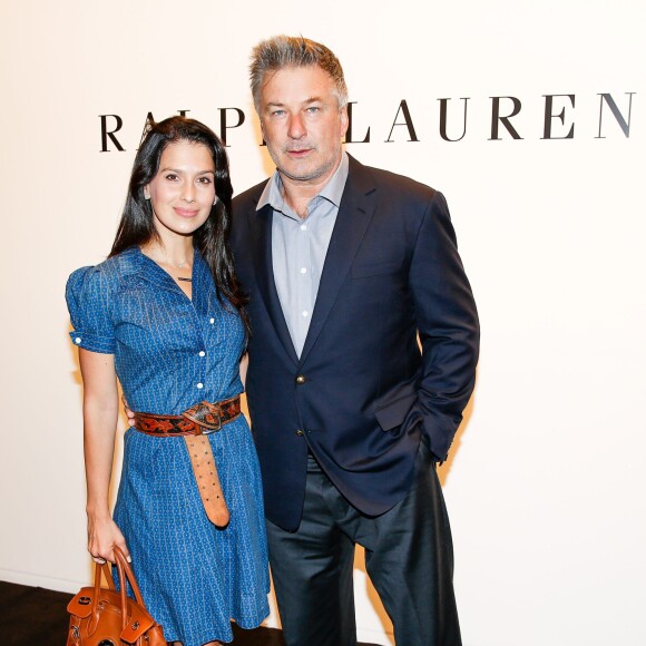 Alec et Hilaria Baldwin assistent au défilé Ralph Lauren (collection printemps-été 2016) au Skylight Clarkson Sq. New York, le 17 septembre 2015.