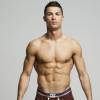 Cristiano Ronaldo pose pour sa collection de sous-vêtements. Les photos ne seraient pas retouchées - août 2015
