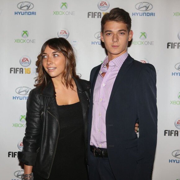 Léonard Trierweiler et sa petite amie Julie au photocall - Soirée de lancement du jeu vidéo "FIFA 2016" au Faust à Paris, le 21 septembre 2015.