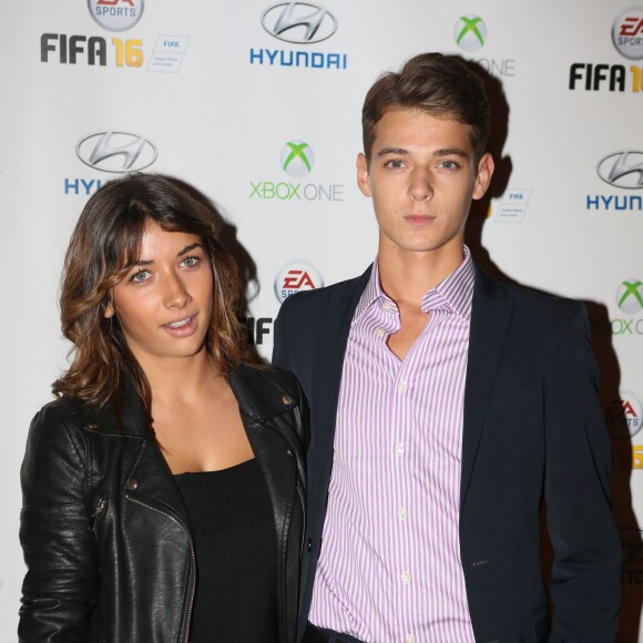 Léonard Trierweiler et sa petite amie Julie au photocall - Soirée de lancement du jeu vidéo "FIFA 2016" au Faust à Paris, le 21 septembre 2015.