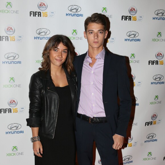 Léonard Trierweiler et sa petite amie Julie au photocall - Soirée de lancement du jeu vidéo "FIFA 2016" au Faust à Paris, le 21 septembre 2015.