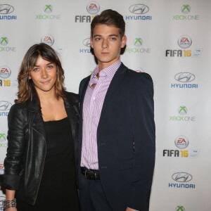 Léonard Trierweiler et sa petite amie Julie au photocall - Soirée de lancement du jeu vidéo "FIFA 2016" au Faust à Paris, le 21 septembre 2015.