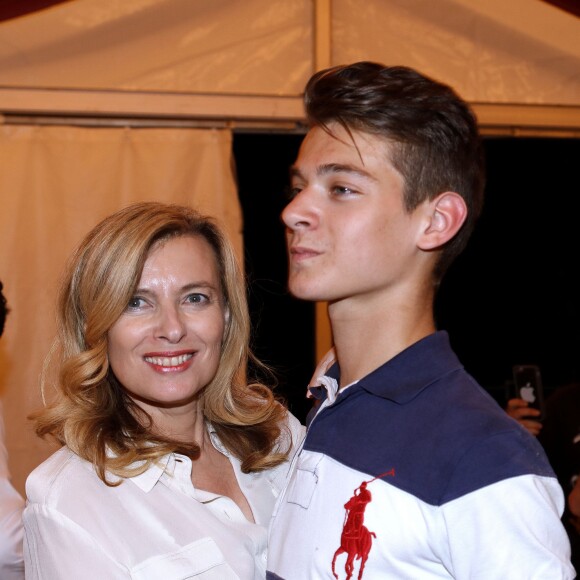Valérie Trierweiler et son fils Léonard dansent lors de l'inauguration de la Fête des Tuileries à Paris le 26 juin 2015.
