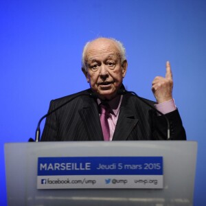 Le maire de Marseille Jean-Claude Gaudin fait un discours lors d'une réunion en soutien aux candidats UMP aux élections départementales des Bouches-du-Rhône au parc Charnot à Marseille, le 5 mars 2015.