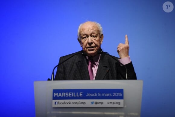 Le maire de Marseille Jean-Claude Gaudin fait un discours lors d'une réunion en soutien aux candidats UMP aux élections départementales des Bouches-du-Rhône au parc Charnot à Marseille, le 5 mars 2015.