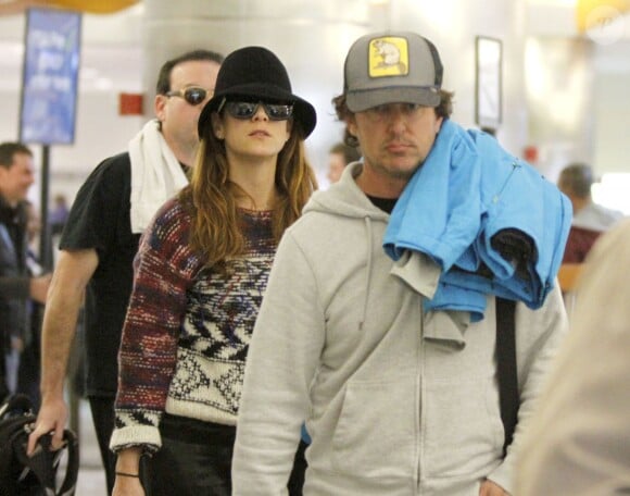 Exclusif - Kate Walsh et son compagnon Chris Case arrivent à l'aéroport Louis Armstrong de la Nouvelle-Orleans. Le 6 février 2014