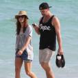 Kate Walsh se promene sur la plage avec son petit ami Chris Case a Miami, le 12 decembre 2012.