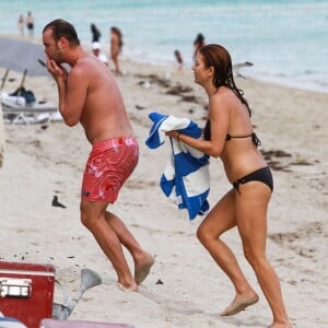 Kate Walsh passe la journee a la plage avec son petit ami Chris Case a Miami, le 13 decembre 2012.