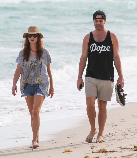 Kate Walsh se promene sur la plage avec son petit ami Chris Case a Miami, le 12 decembre 2012.