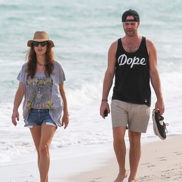 Kate Walsh se promene sur la plage avec son petit ami Chris Case a Miami, le 12 decembre 2012.