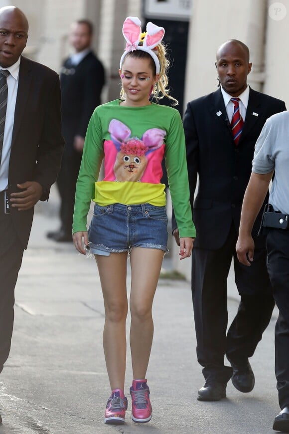 Miley Cyrus porte des oreilles de lapin à son arrivée sur le plateau de l'émission "Jimmy Kimmel Live!" à Hollywood, le 26 août 2015