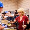 Pamela Anderson, accompagnée Joe Arpaio (shérif du comté de Maricopa) et Dan Matthews (Vice-président de Peta), sert des déjeuners dans une prison dans le cadre d'une campagne pour supprimer la nourriture à base de viande danc cette prison où toute la nourriture sera végétarienne. Le 15 avril 2015, Phonélix, Arizona.