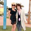 Pamela Anderson célèbre le mariage de Dan Mathews et Jack Ryan à Las Vegas. Elle pose avec les jeunes mariés et la chanteuse et guitariste américaine Chrissie Hynde du groupe "Pretenders" sous le panneau publicitaire "Welcome to Fabulous Las Vegas". Le 27 novembre 2014
