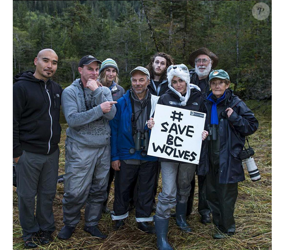 Miley Cyrus et son frère Braison sont partis visiter la fôret des Grands Ours au Canada pour défendre les loups chassés par le gouvernement pour préserver les caribous / photo postée sur Instagram.