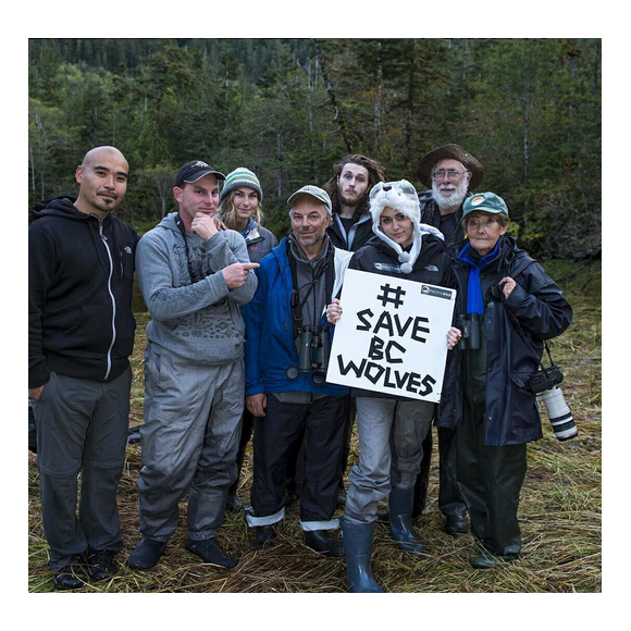 Miley Cyrus et son frère Braison sont partis visiter la fôret des Grands Ours au Canada pour défendre les loups chassés par le gouvernement pour préserver les caribous / photo postée sur Instagram.