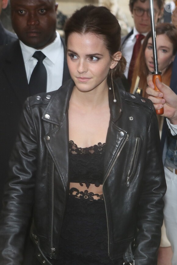 Emma Watson arrive au défilé de mode, collection Haute-Couture automne-hiver 2014/2015 "Valentino" à Paris le 9 juillet 2014