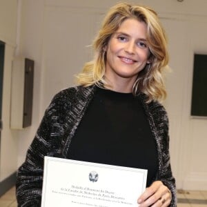 Alice Taglioni enceinte reçoit une médaille d'honneur - Cérémonie de remises des médailles de la faculté de médecine à Paris le 24 septembre 2015.